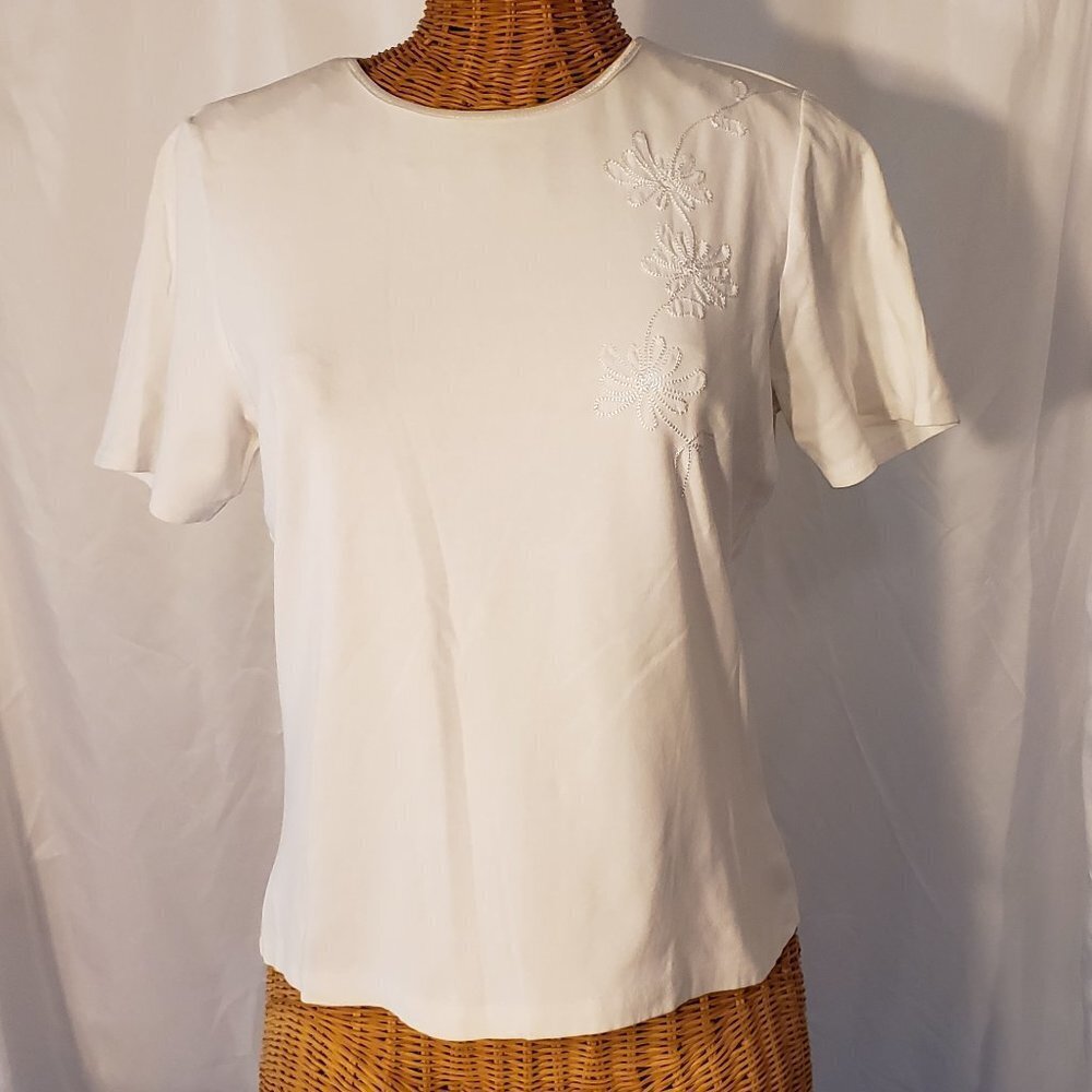 Ladies Vintage LINDOR Short Sleeve Floral Embroidered Tee in White - P/S